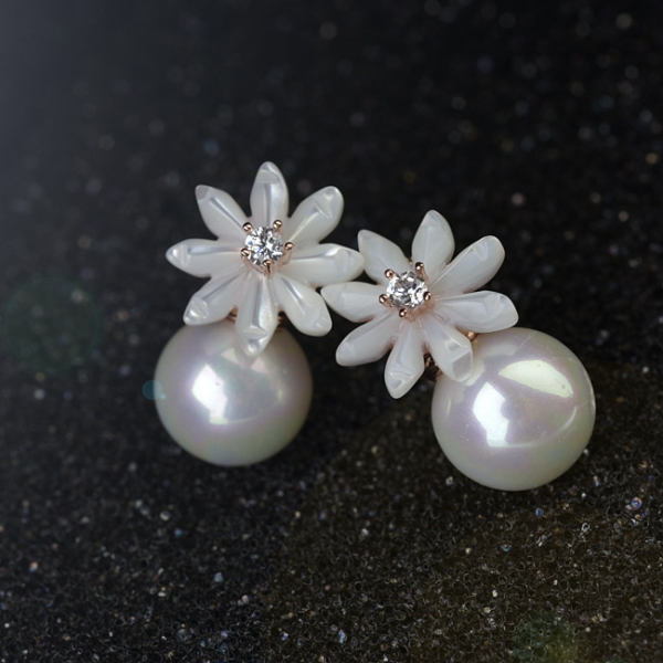 AllenCOCO Korean fashion pearl small flower earrings 20823902
