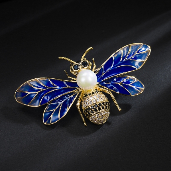 R.A bee brooch  850427