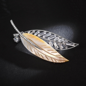 R.A leaf brooch  850375