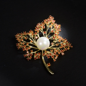 R.A maple leaf zircon brooch  850411