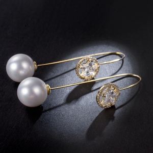 R.A pearl earring  821398